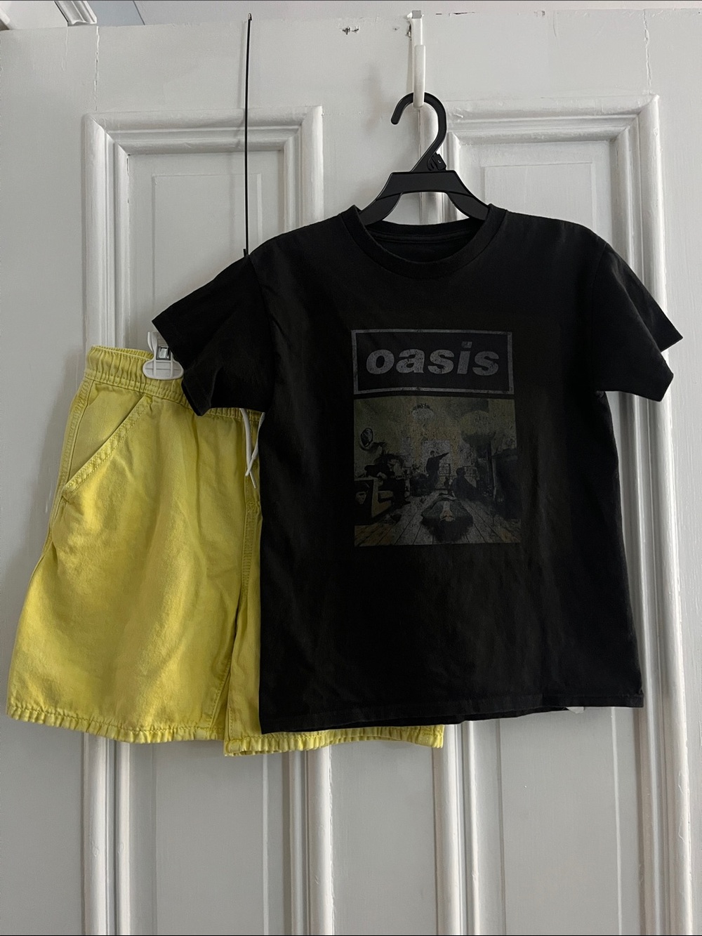 Oasis Black Graphic Tee Kids - size Medium